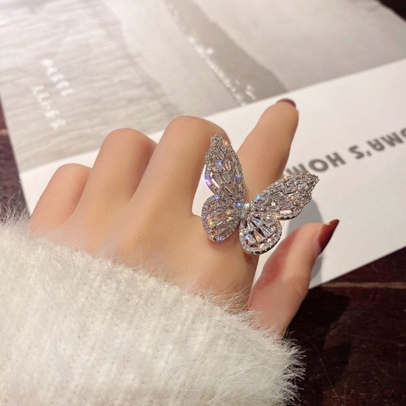 18k White Gold Diamond Butterfly Statement Ring - Picture 4 of 9